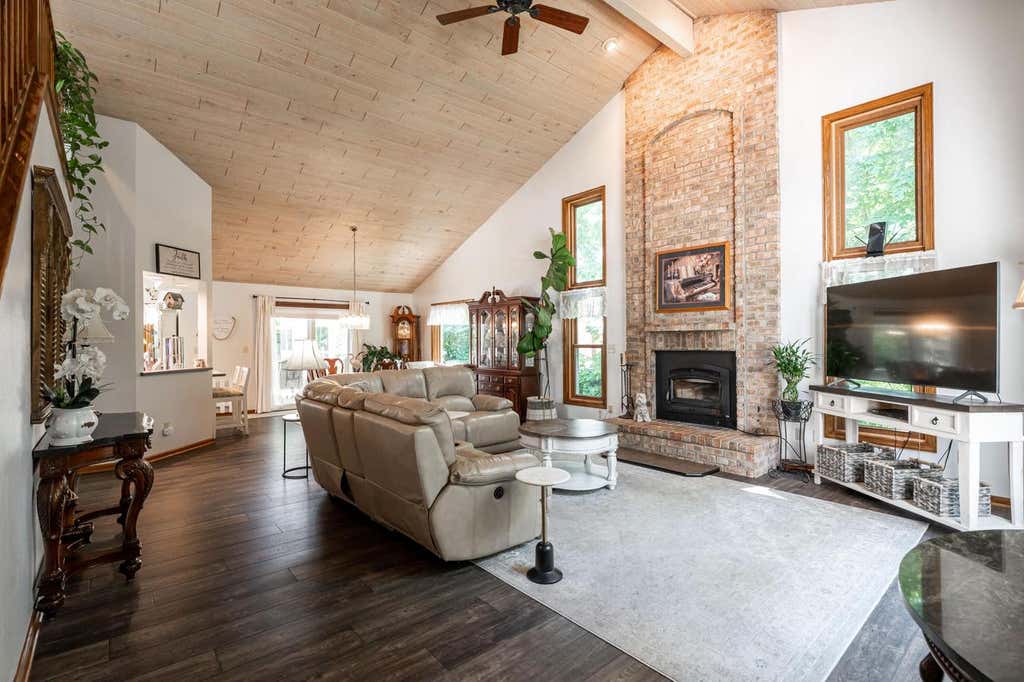 Photo of 9380 S 15th AVENUE, Oak Creek, WI 53154 (MLS # 1971381)