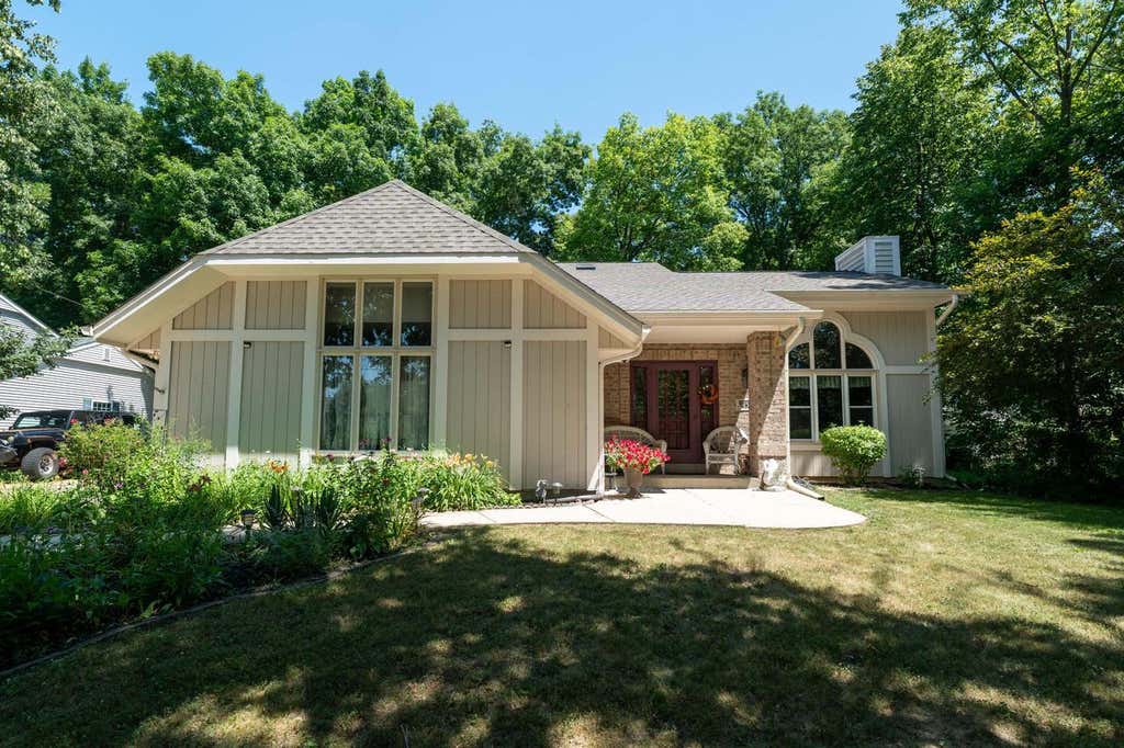 Photo of 9380 S 15th AVENUE, Oak Creek, WI 53154 (MLS # 1971381)