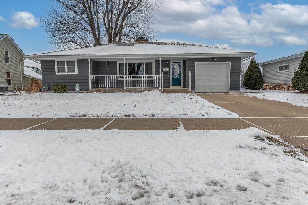 Photo of 1530 S Oakhill AVENUE, Janesville, WI 53546 (MLS # 2015082)
