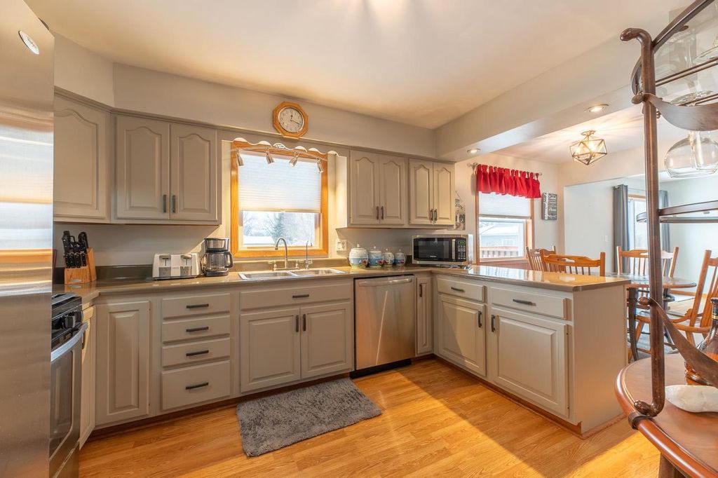 Photo of 1530 S Oakhill AVENUE, Janesville, WI 53546 (MLS # 2015082)