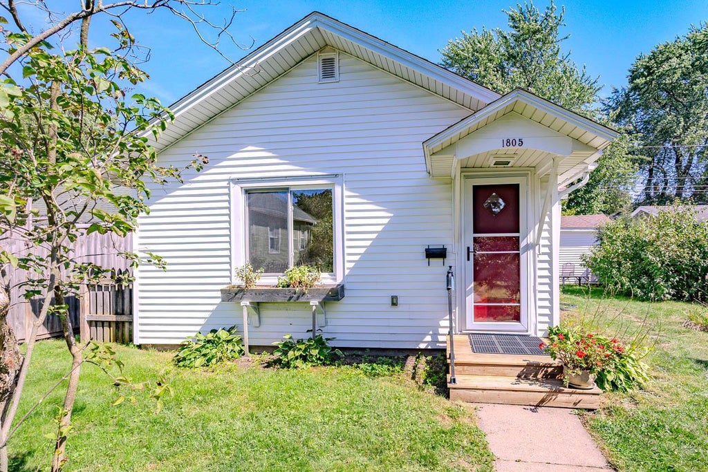 Photo of 1805 Fairmount STREET, Wausau, WI 54403 (MLS # 22604536)