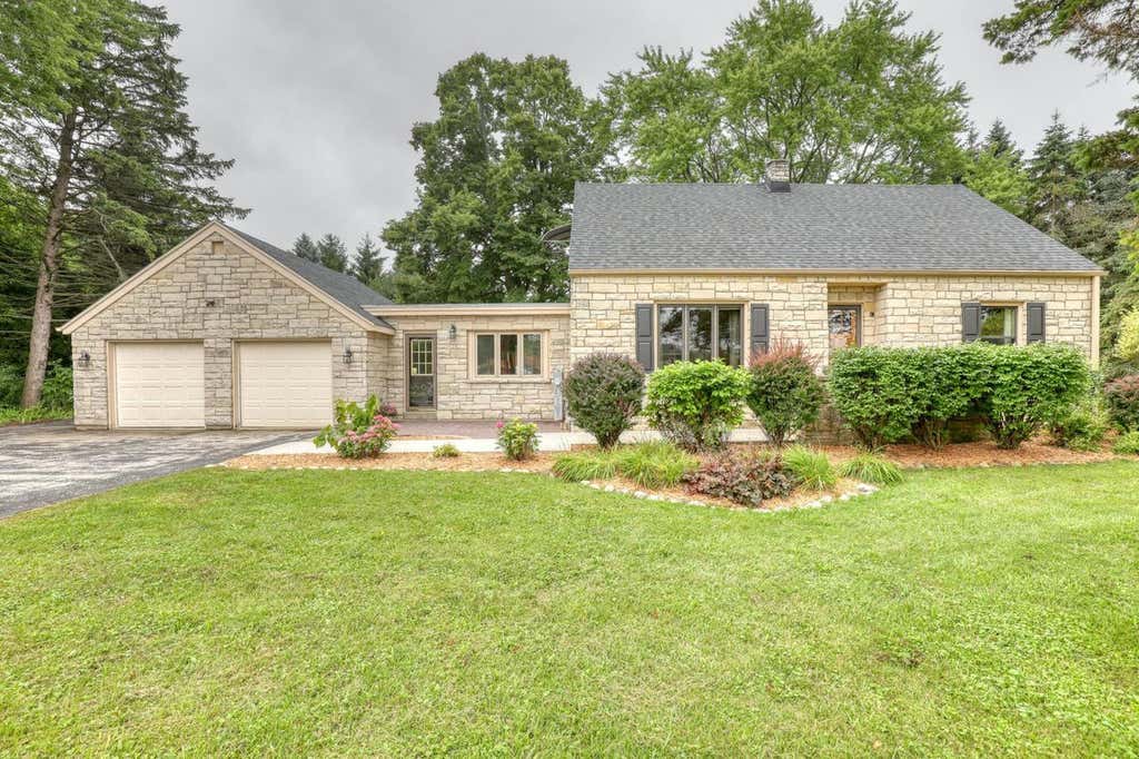 Photo of 1863 Washington STREET, Grafton, WI 53024 (MLS # 1976397)