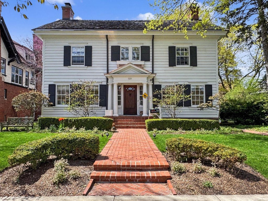 Photo of 3029 N Summit AVENUE, Milwaukee, WI 53211 (MLS # 1984547)