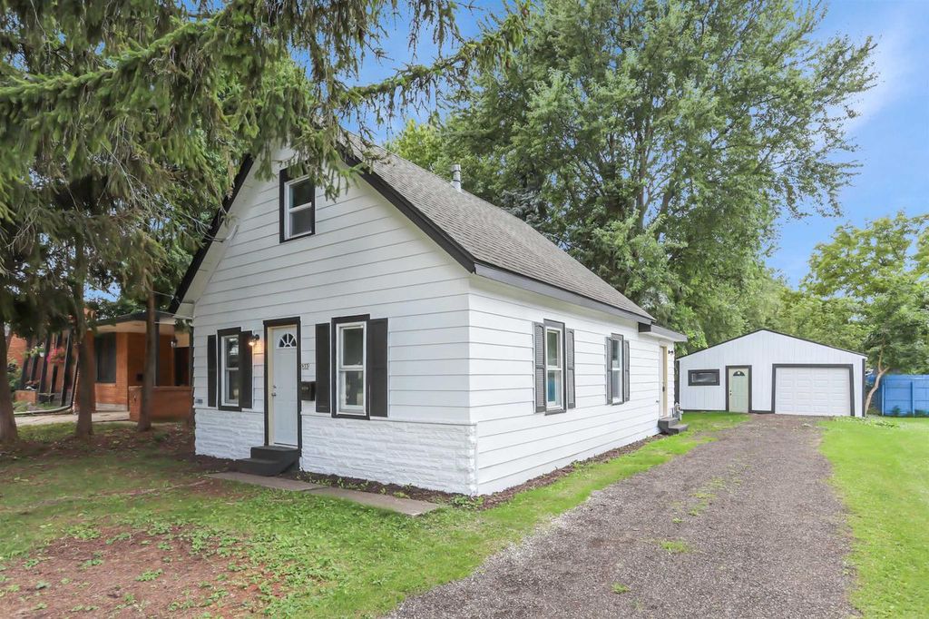 Photo of 933 Lark STREET, Oshkosh, WI 54902 (MLS # 50314804)