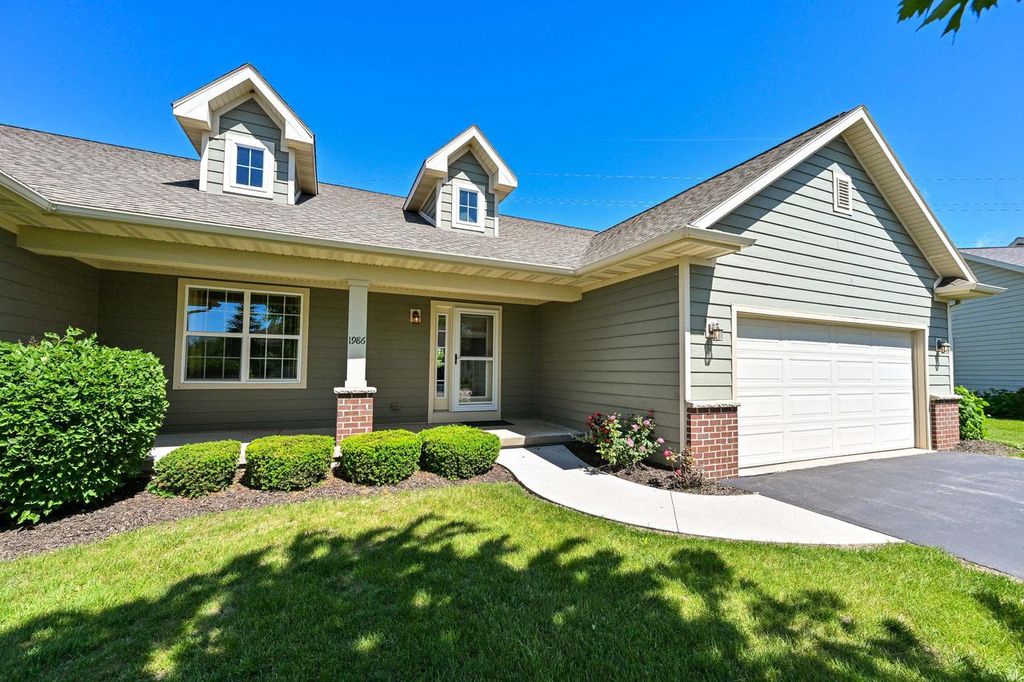 Photo of 1986 Blue Spruce COURT, Grafton, WI 53024 (MLS # 1967796)