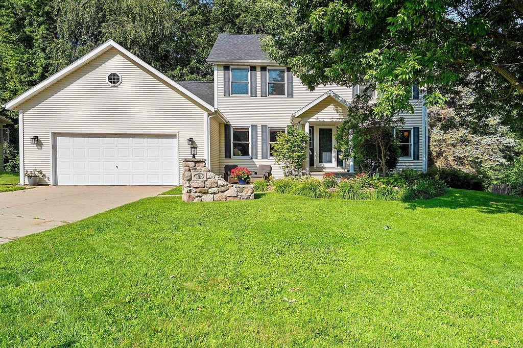 Photo of 1015 Mt Blanc COURT, Green Bay, WI 54311 (MLS # 50329678)