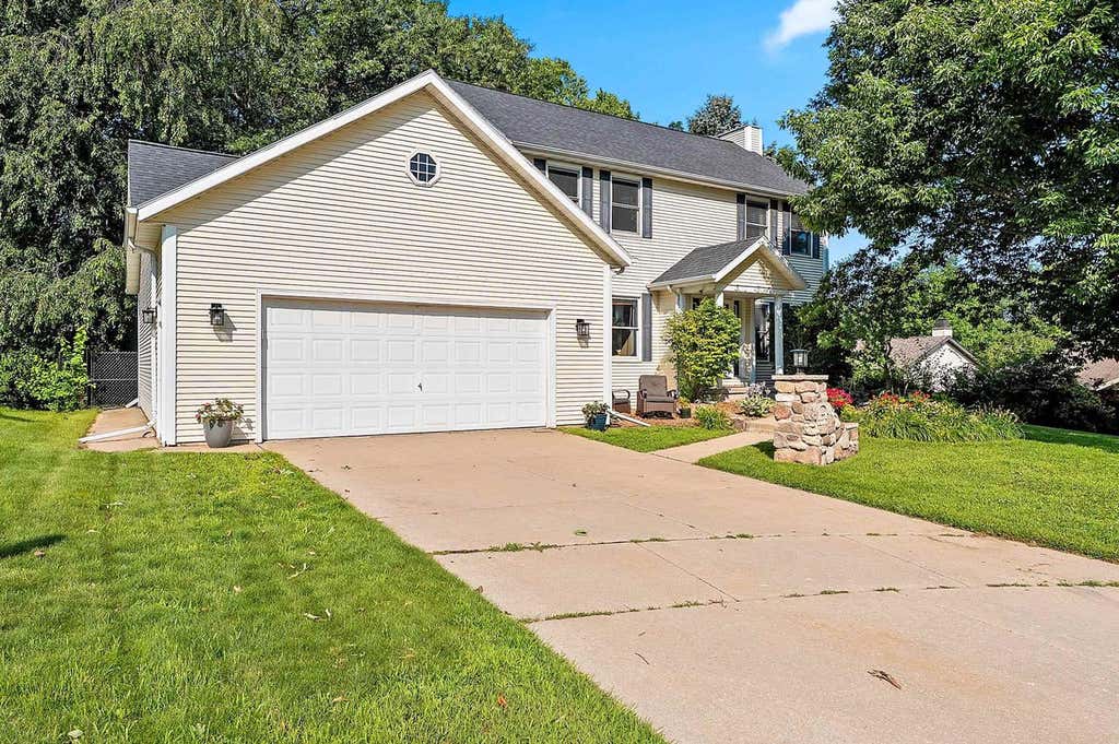 Photo of 1015 Mt Blanc COURT, Green Bay, WI 54311 (MLS # 50329678)