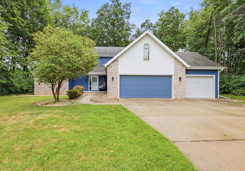 Photo of 2420 Brantwood DRIVE, Neenah, WI 54956 (MLS # 50330554)