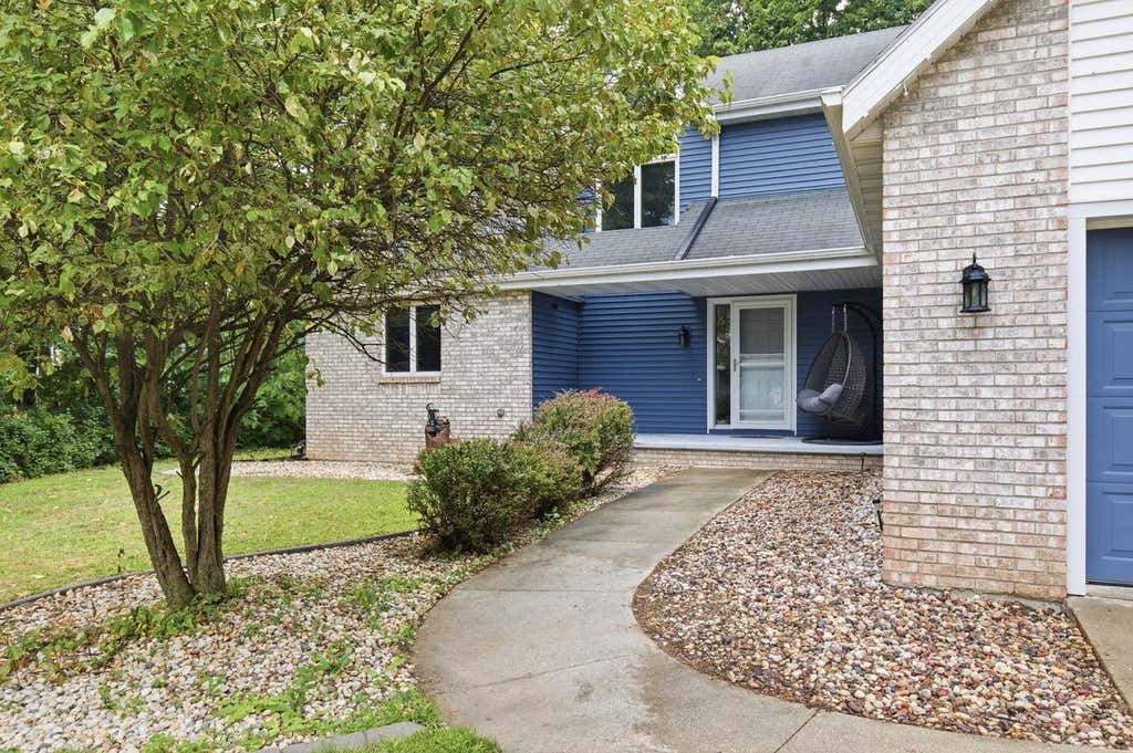 Photo of 2420 Brantwood DRIVE, Neenah, WI 54956 (MLS # 50330554)
