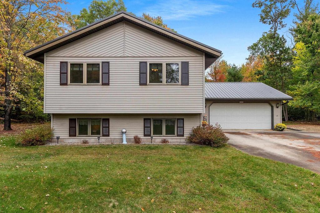 Photo of W5828 N Oak Park CIRCLE, Shawano, WI 54166 (MLS # 50316649)