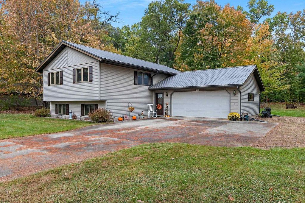 Photo of W5828 N Oak Park CIRCLE, Shawano, WI 54166 (MLS # 50316649)