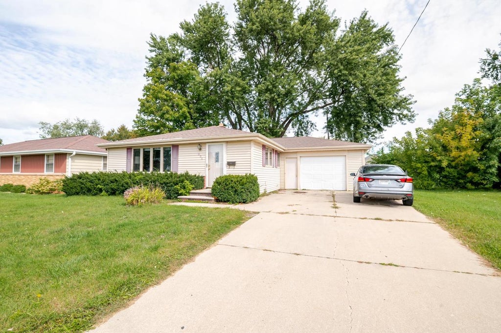 Photo of 1106 St Agnes DRIVE, Green Bay, WI 54304 (MLS # 50333090)