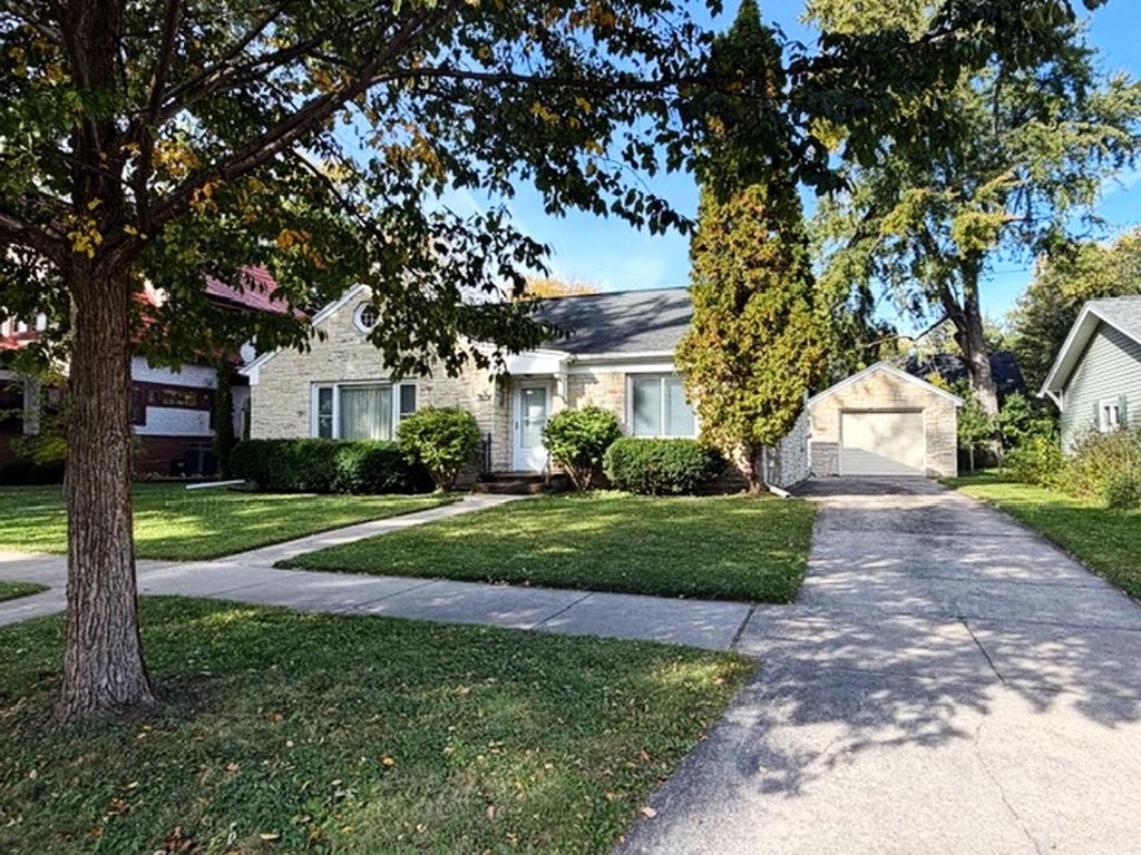 Photo of 1036 S Roosevelt STREET, Green Bay, WI 54301 (MLS # 50334115)