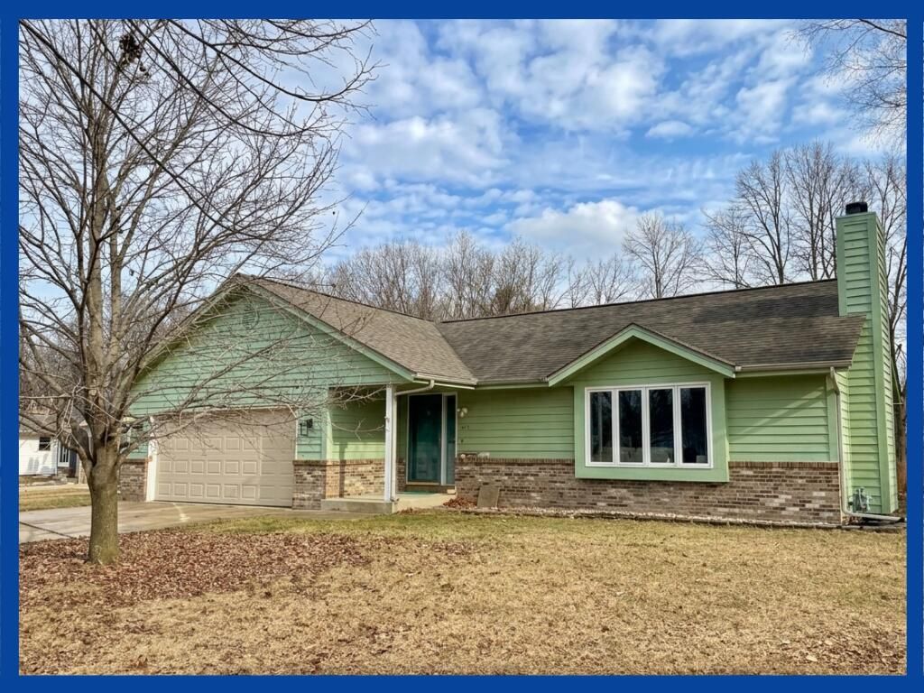 Photo of 605 Cleveland AVENUE, Hartford, WI 53027 (MLS # 1953093)