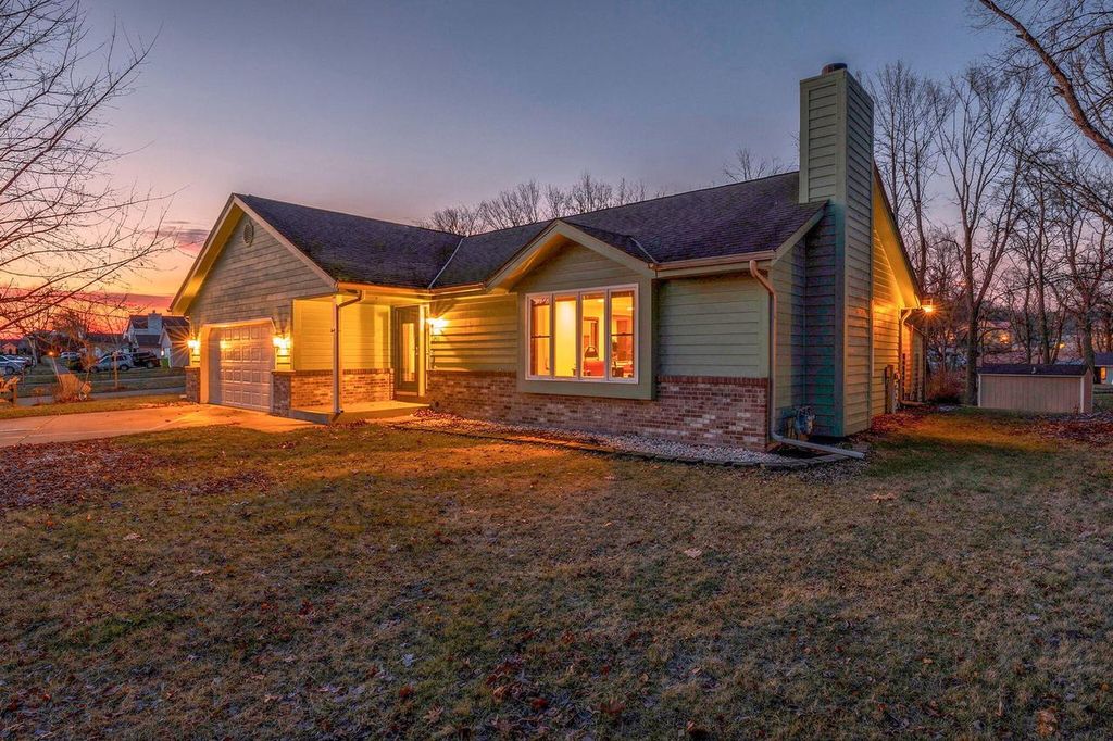 Photo of 605 Cleveland AVENUE, Hartford, WI 53027 (MLS # 1953093)