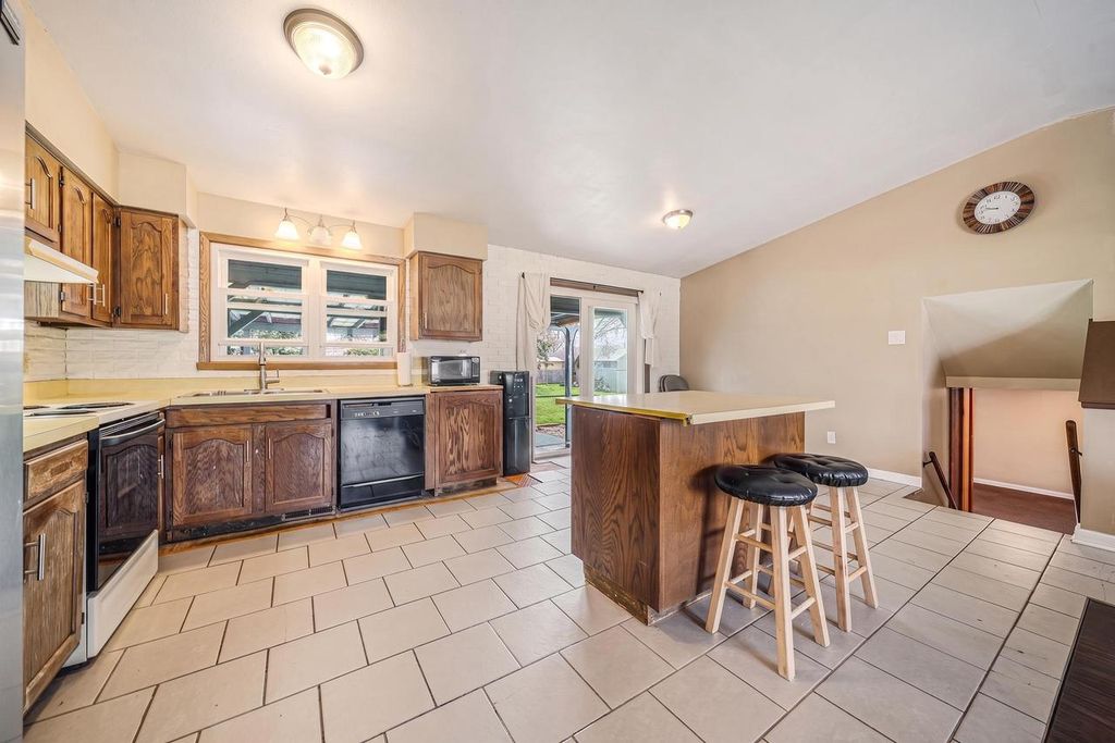 Photo of 727 Dawn COURT, Neenah, WI 54956 (MLS # 50323896)