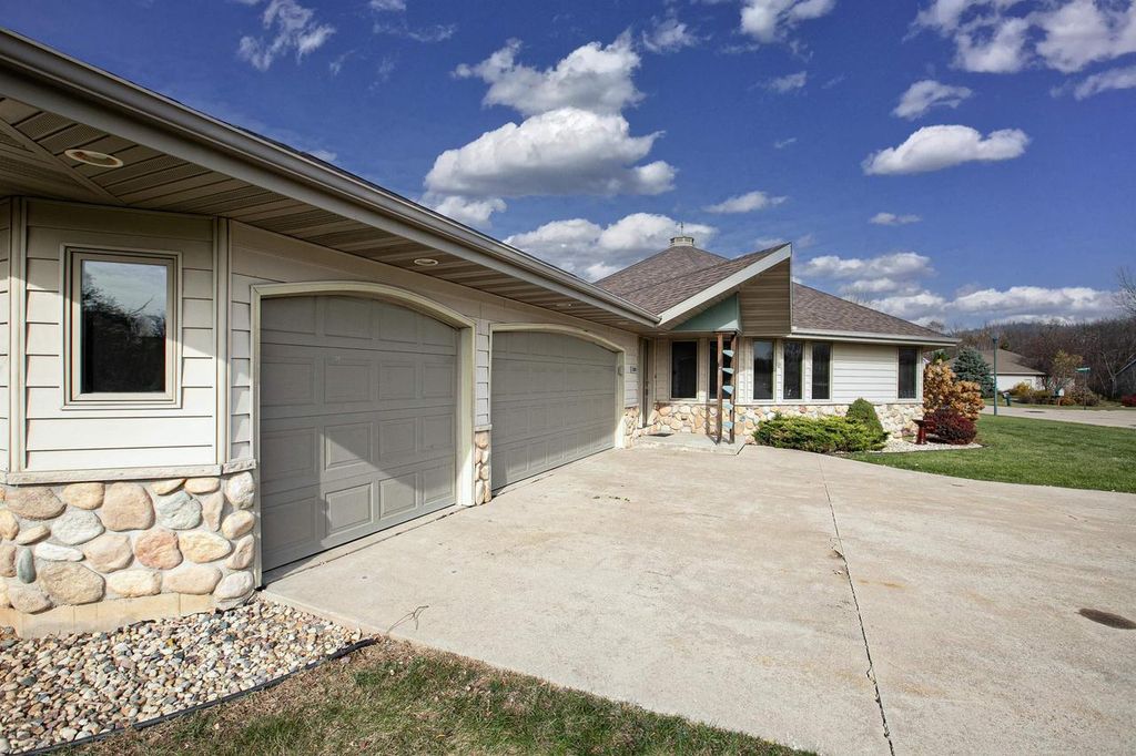 Photo of 1690 Gateway Meadows LANE, Neenah, WI 54956 (MLS # 50319948)