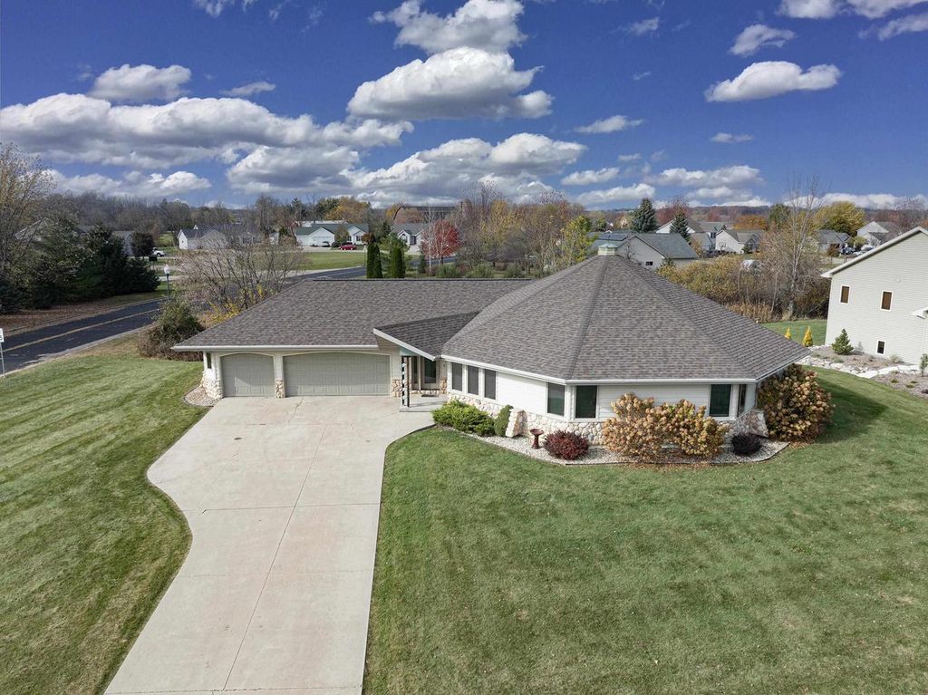 Photo of 1690 Gateway Meadows LANE, Neenah, WI 54956 (MLS # 50319948)