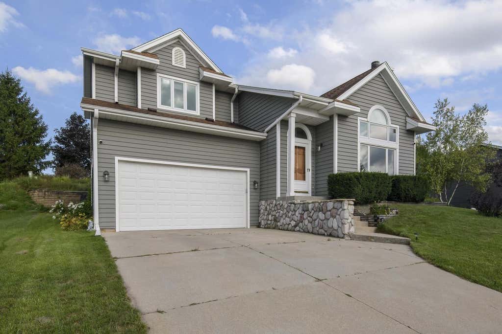 Photo of 1497 Sunnyridge ROAD, Pewaukee, WI 53072 (MLS # 1976366)