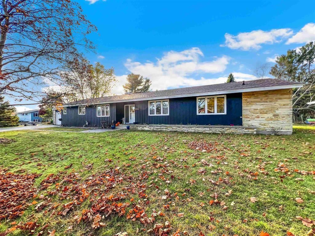 Photo of 960 Shing Wa Uk DRIVE, Marinette, WI 54143 (MLS # 50320898)