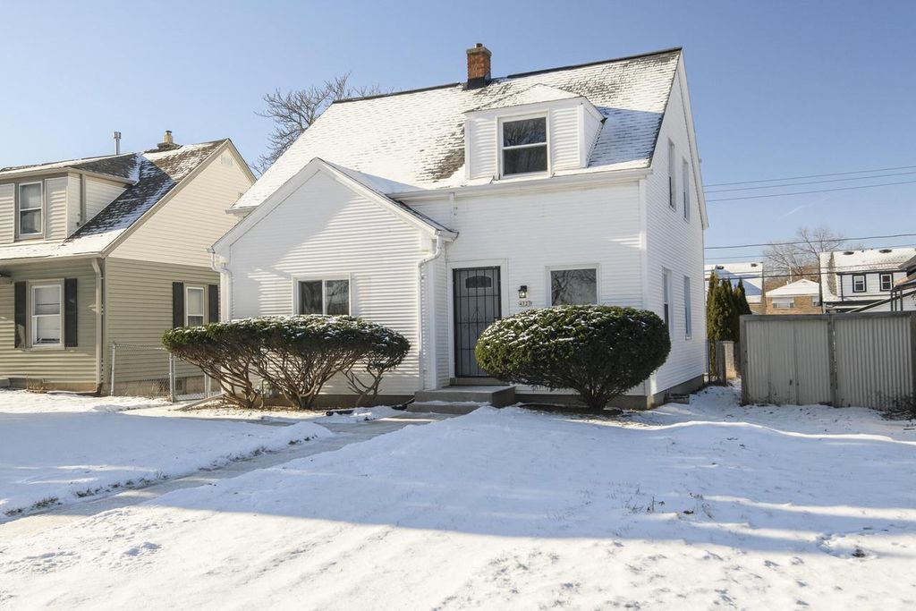 Photo of 4727 N Green Bay AVENUE, Milwaukee, WI 53209 (MLS # 1946239)