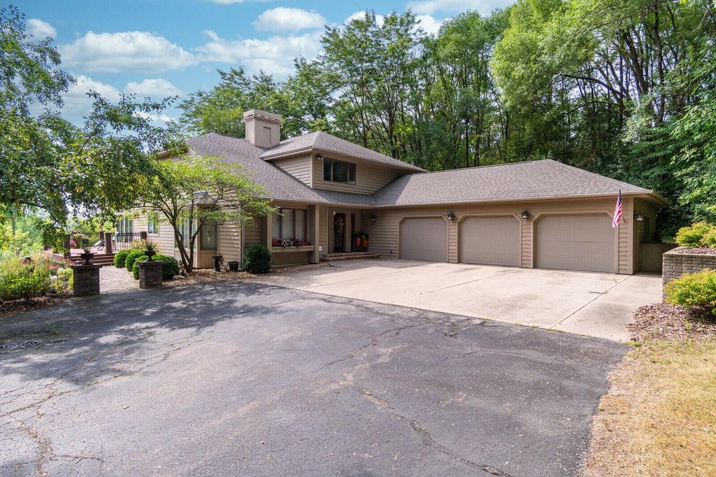 Photo of N2015 Stonecrest ROAD, La Crosse, WI 54601 (MLS # 1941038)