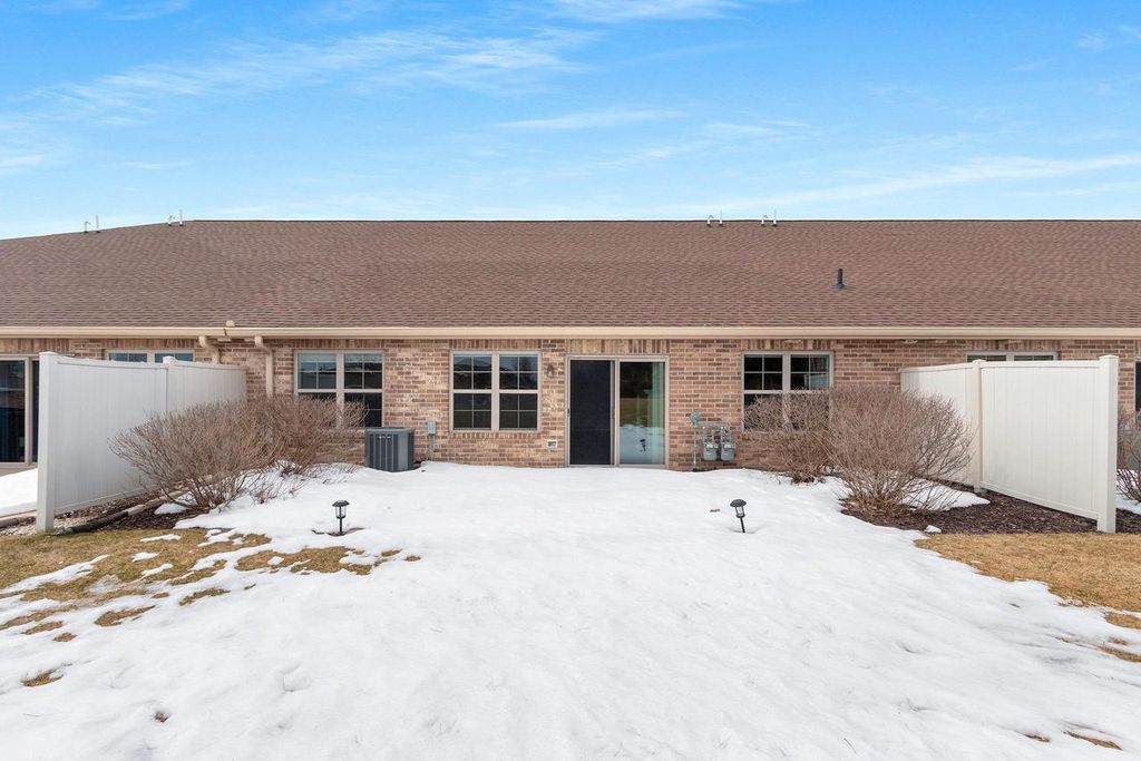 Photo of 1242 Pond View CIRCLE #18, De Pere, WI 54115 (MLS # 50322652)