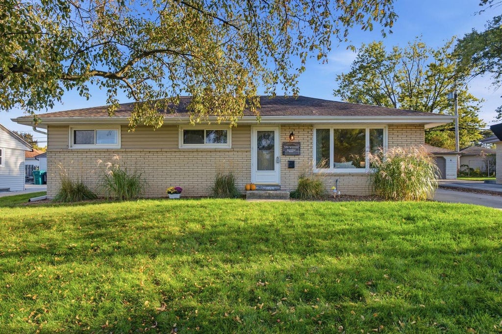 Photo of N85W15153 MacArthur DRIVE, Menomonee Falls, WI 53051 (MLS # 1982373)