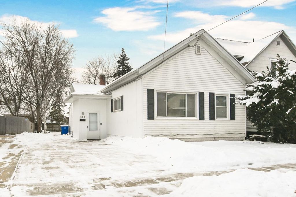 Photo of 525 School AVENUE, Oshkosh, WI 54901 (MLS # 50319242)