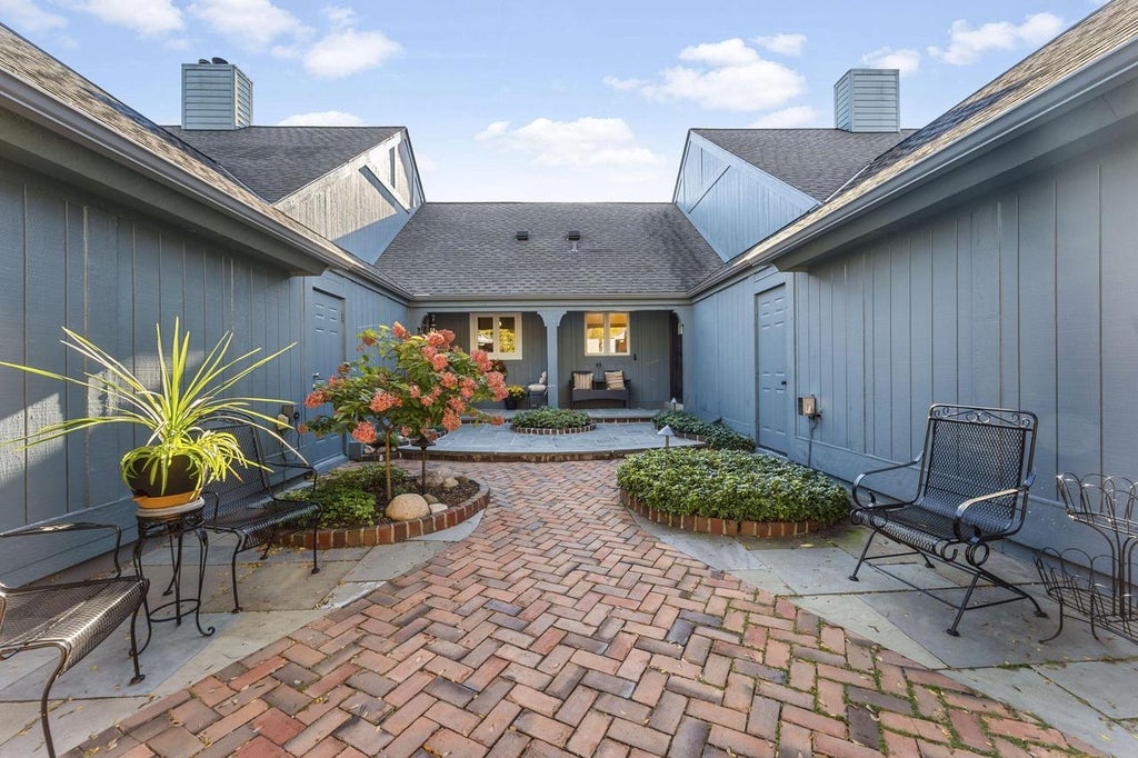 Photo of 2301 W Dickinson COURT, Mequon, WI 53092 (MLS # 1983232)