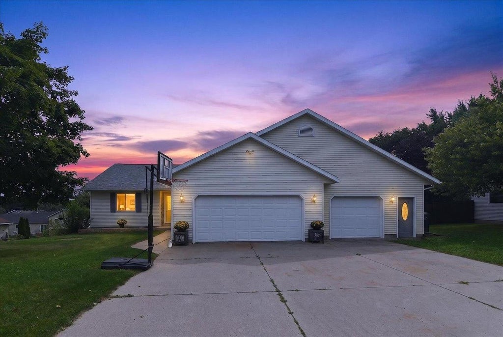 Photo of 423 Sunset DRIVE, Poynette, WI 53955 (MLS # 2031450)
