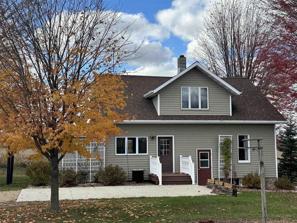 Photo of N9898 State Road 110, Marion, WI 54950 (MLS # 50325136)