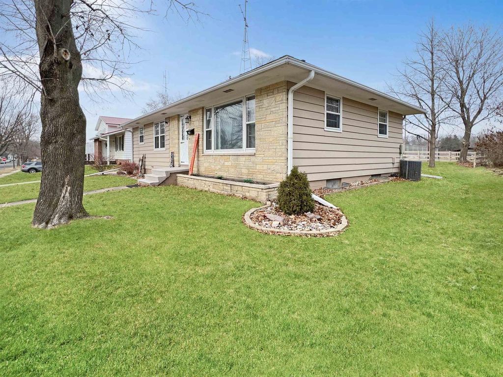 Photo of 937 Seymour STREET, Reedsburg, WI 53959 (MLS # 2013027)