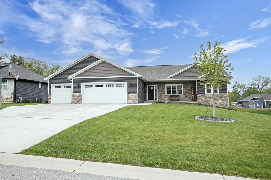 Photo of 2128 Clover Field DRIVE, Green Bay, WI 54313 (MLS # 50325766)