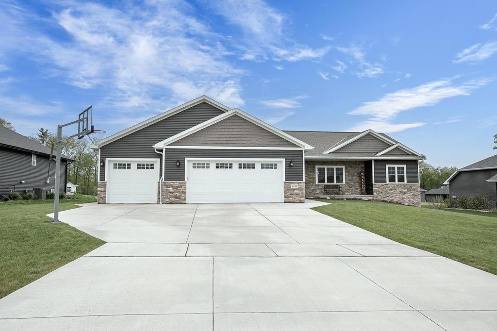 Photo of 2128 Clover Field DRIVE, Green Bay, WI 54313 (MLS # 50325766)