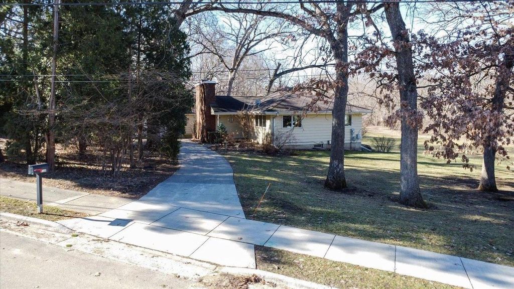 Photo of 1138 Minocqua CRESCENT, Madison, WI 53705 (MLS # 2016978)