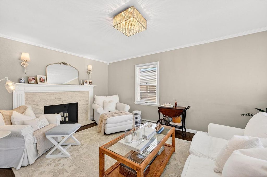 Photo of 827 W La Salle AVENUE, Milwaukee, WI 53209 (MLS # 1950533)