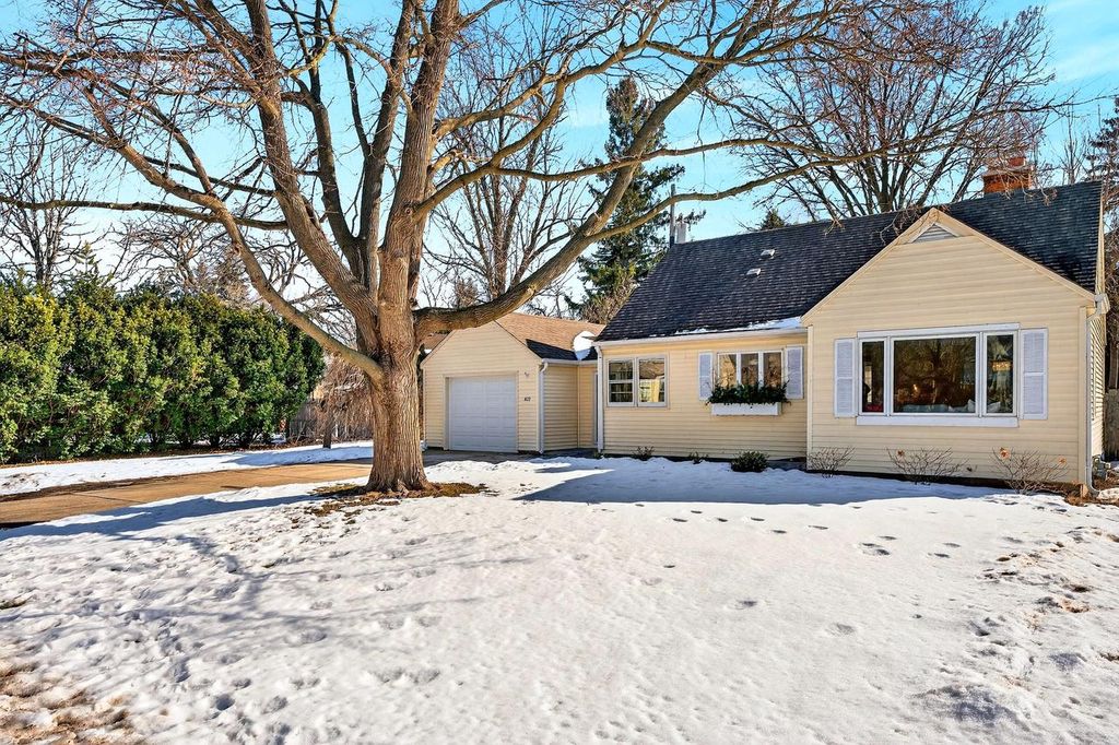 Photo of 827 W La Salle AVENUE, Milwaukee, WI 53209 (MLS # 1950533)