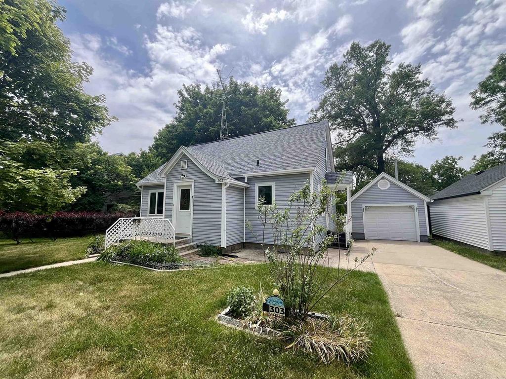 Photo of 303 Garfield AVENUE, Evansville, WI 53536 (MLS # 2024637)