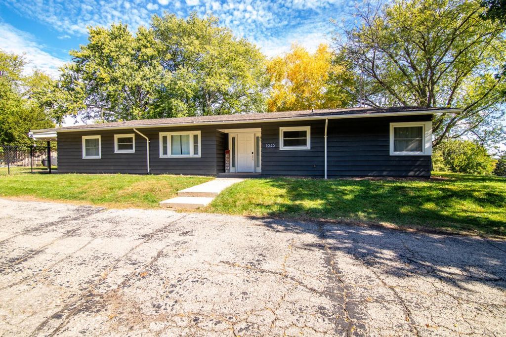 Photo of 1025 Richards AVENUE, Watertown, WI 53094 (MLS # 1937849)