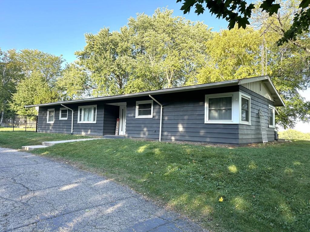 Photo of 1025 Richards AVENUE, Watertown, WI 53094 (MLS # 1937849)