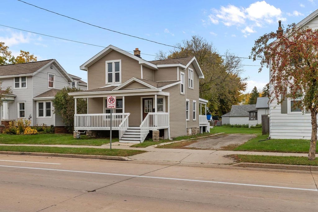 Photo of 206 W Irving AVENUE, Oshkosh, WI 54901 (MLS # 50334389)