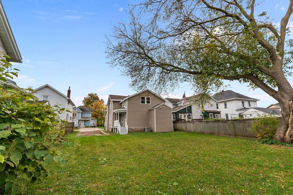 Photo of 206 W Irving AVENUE, Oshkosh, WI 54901 (MLS # 50334389)