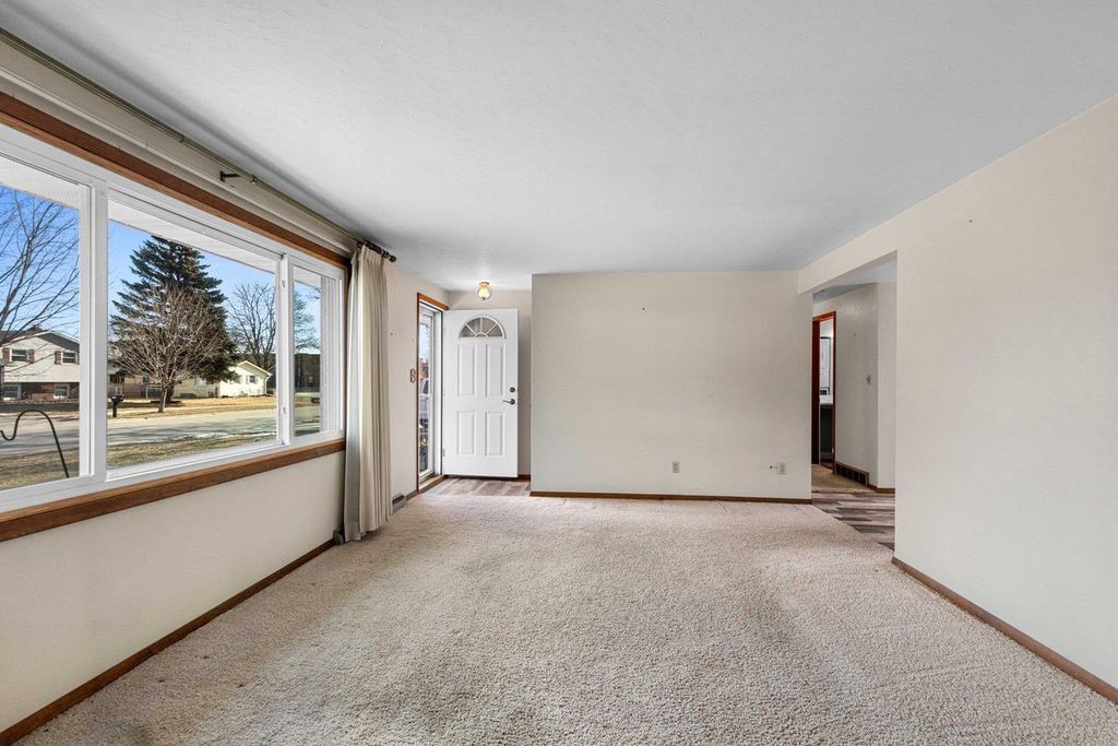 Photo of 1403 Ponderosa AVENUE, Green Bay, WI 54313 (MLS # 50321761)