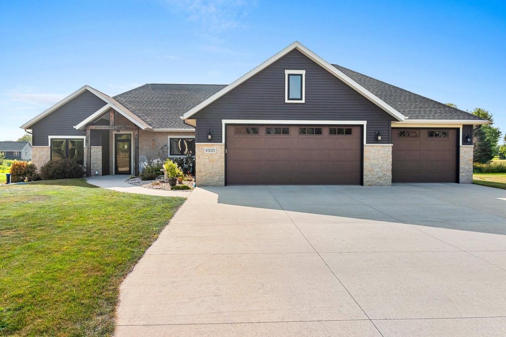 Photo of N3025 Steeple DRIVE, Appleton, WI 54913 (MLS # 50331531)