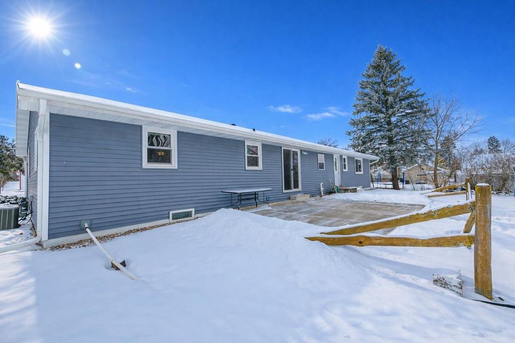 Photo of 428 Lincoln STREET, Seymour, WI 54165 (MLS # 50322605)