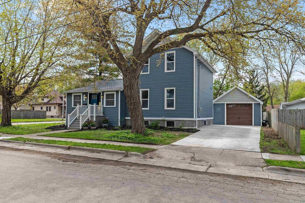 Photo of 317 Hewitt STREET, Neenah, WI 54956 (MLS # 50325118)