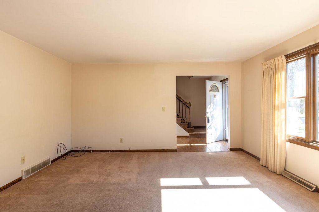 Photo of 2450 Arcadia AVENUE, Oshkosh, WI 54904 (MLS # 50316409)