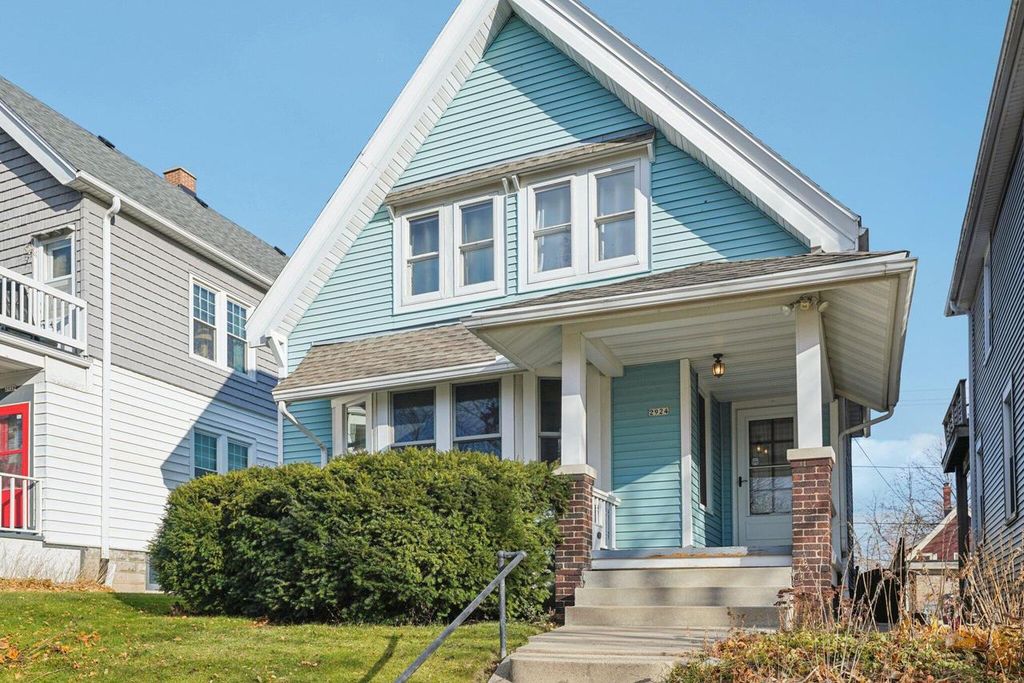 Photo of 2924 N Cambridge AVENUE, Milwaukee, WI 53211 (MLS # 1944382)