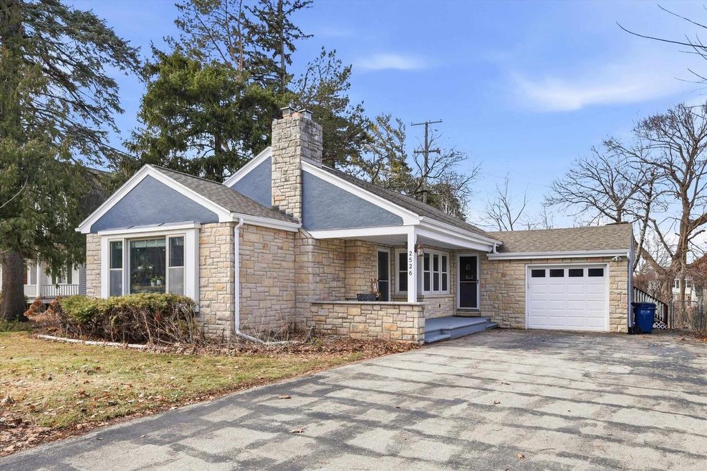 Photo of 2526 S Webster AVENUE, Green Bay, WI 54301 (MLS # 50322114)